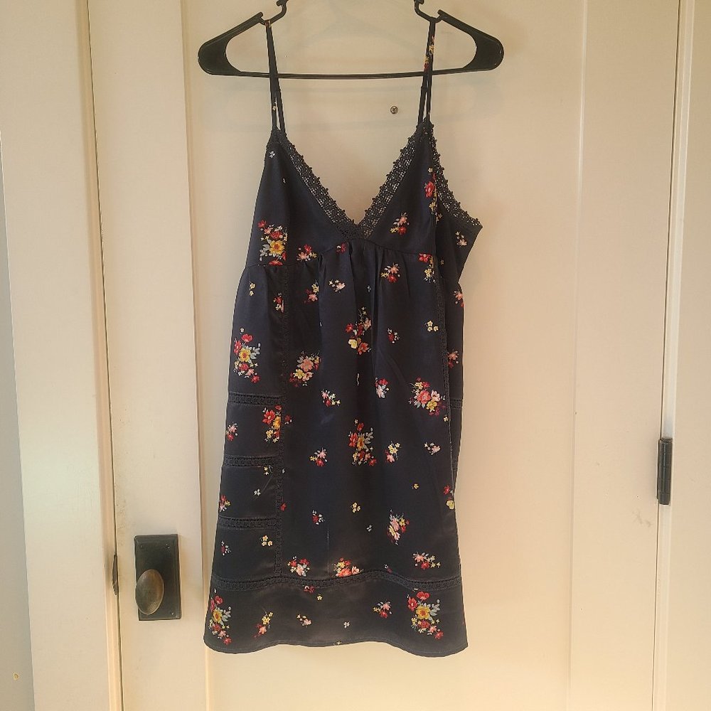 Silky floral v-neck mini dress - size Large